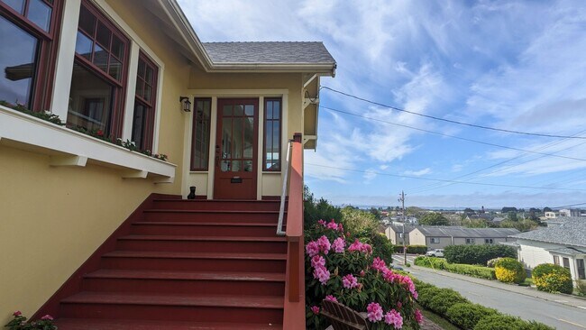 Building Photo - Furnished spacious 2/1 historic home in do...