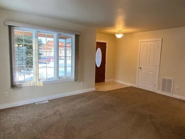 Foto del edificio - Pet Friendly 2 Bed  1 Bath Single Family Home With Fully Fenced Yard!