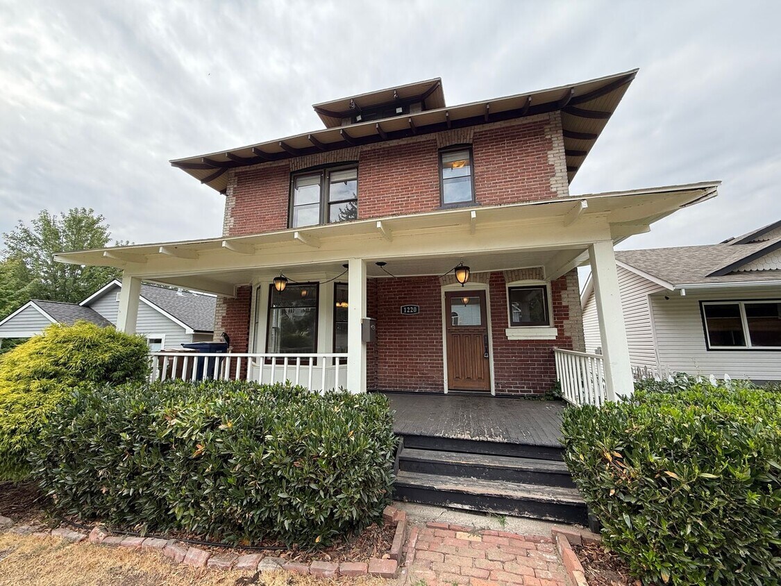 Foto principal - Elegant 2 Bed, 1 Bath Home on South Hill!