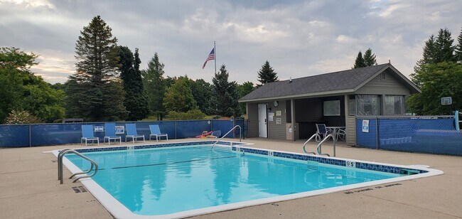 Building Photo - 2 Bedroom Condo overlooking Crystal Lake w...