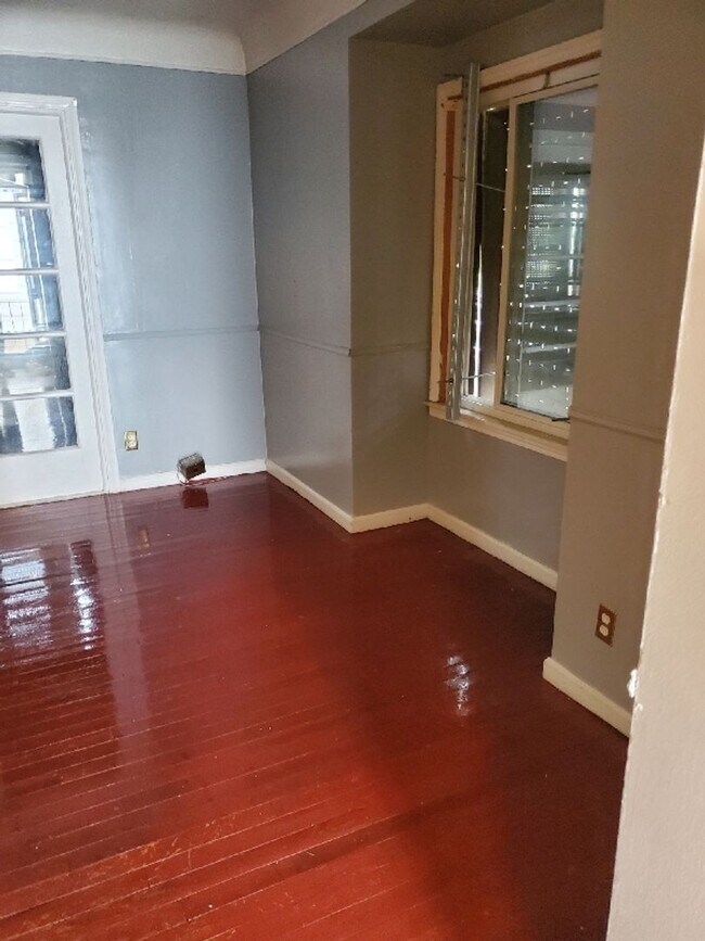 Building Photo - 2 Bed 1 Bath w/ Bonus Room - NOW AVAILABLE!