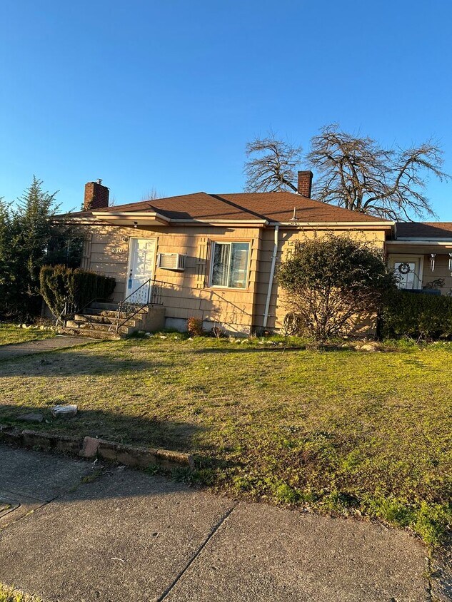 Building Photo - 3 Bedroom 1 bath house