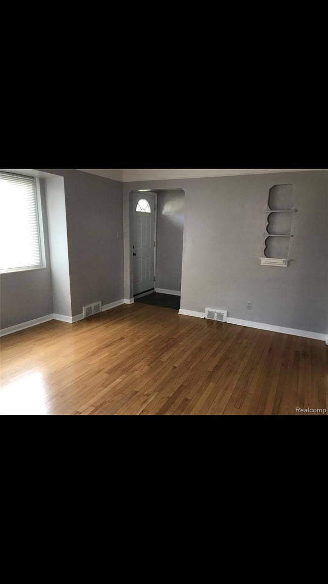 Shared Living Room - 2109 E 11 Mile Rd