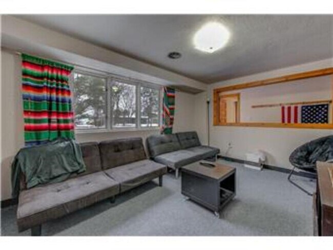 Foto del edificio - 812 Greenvale Ave W