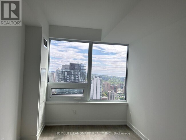 Photo du bâtiment - 8-4018 Wellesley St W