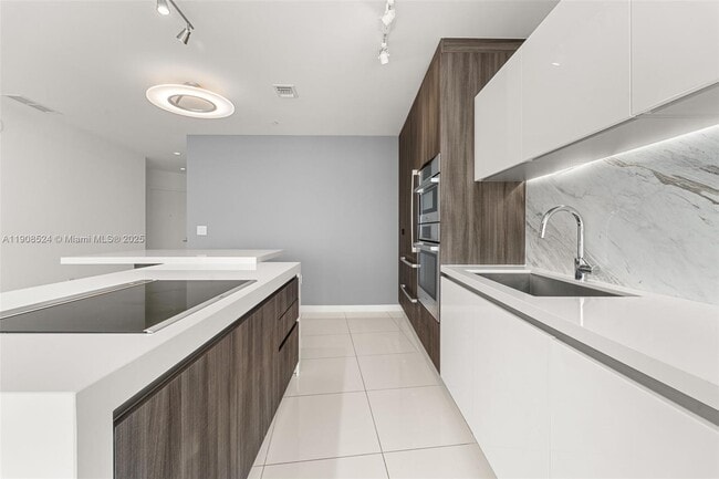 Building Photo - 851 NE 1st Ave