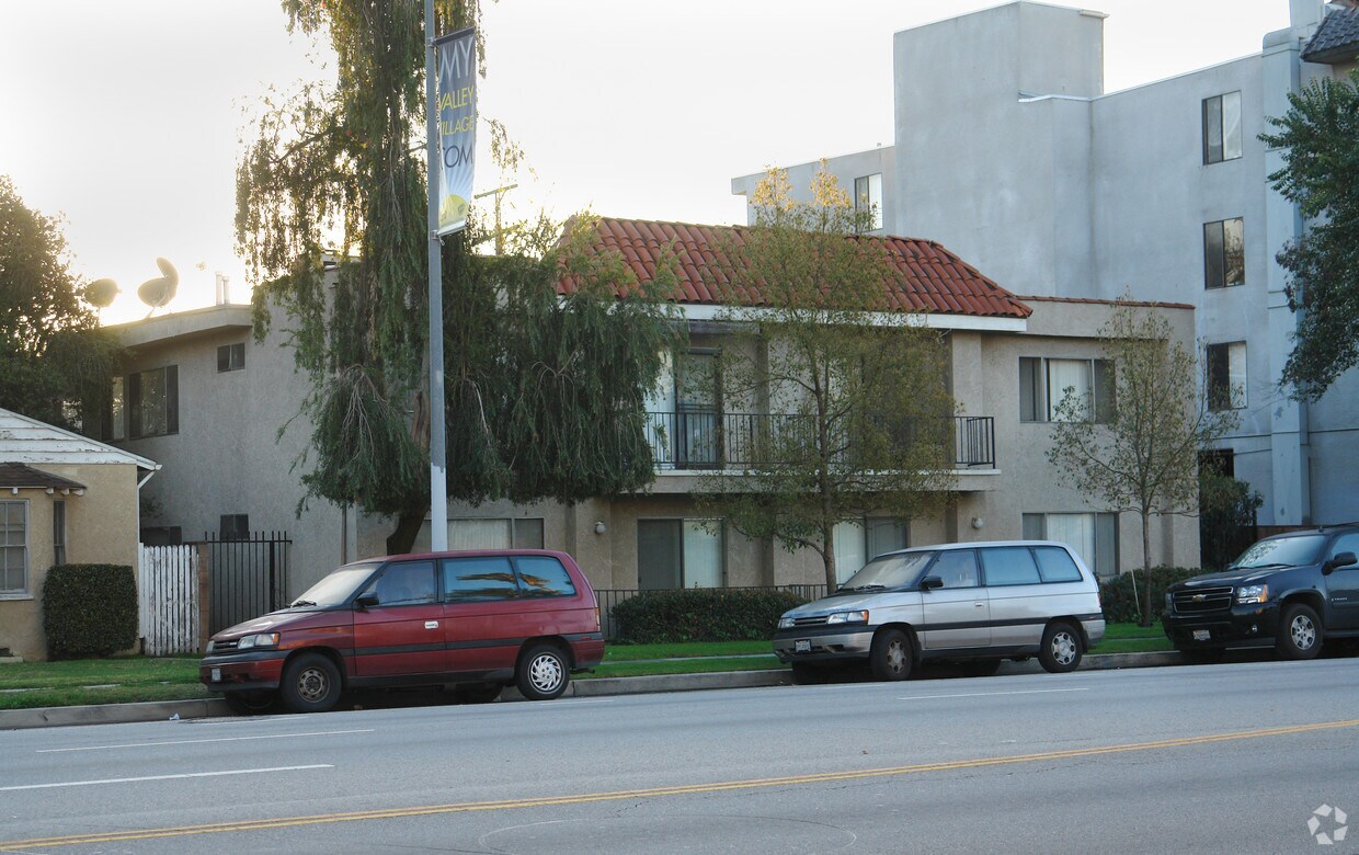 obstruction de automóvil/ obstruction. No se admiten al lado de la vista o trasera. - 5020 Laurel Canyon Blvd