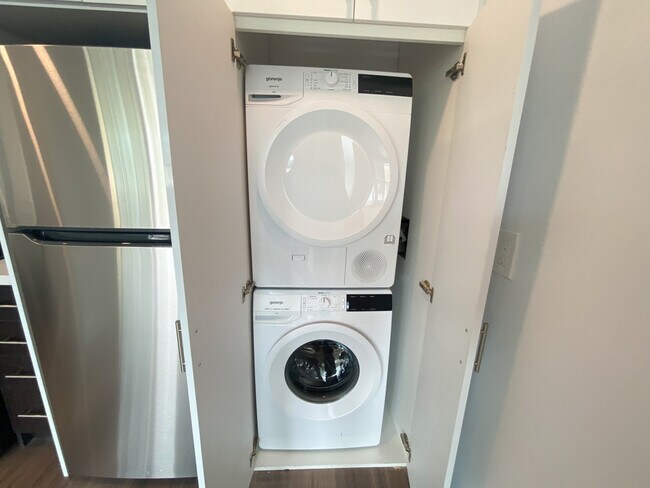 Building Photo - 150 Allan