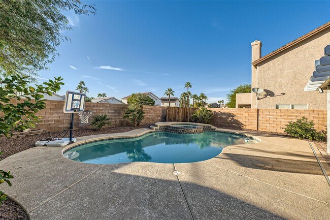 Foto del edificio - 5 Bedroom Home with Heated POOL & SPA Near...