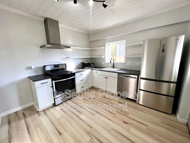 Building Photo - 210 18th St