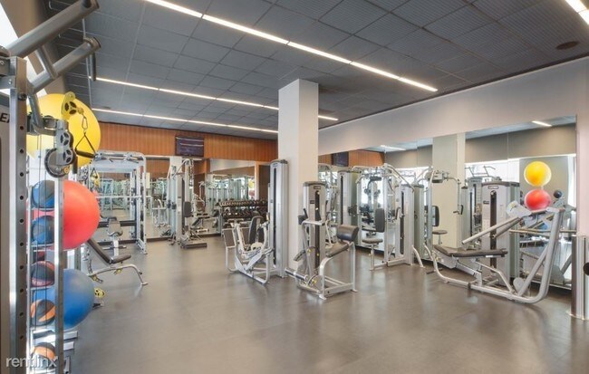 Building Photo - 550 W 45TH St
