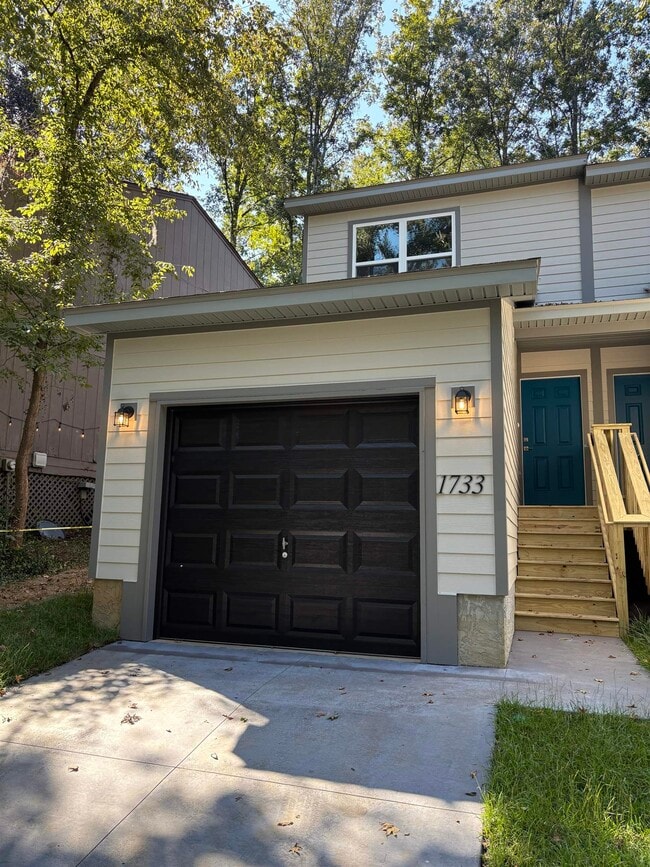 Building Photo - 1733 Beechwood Cir S