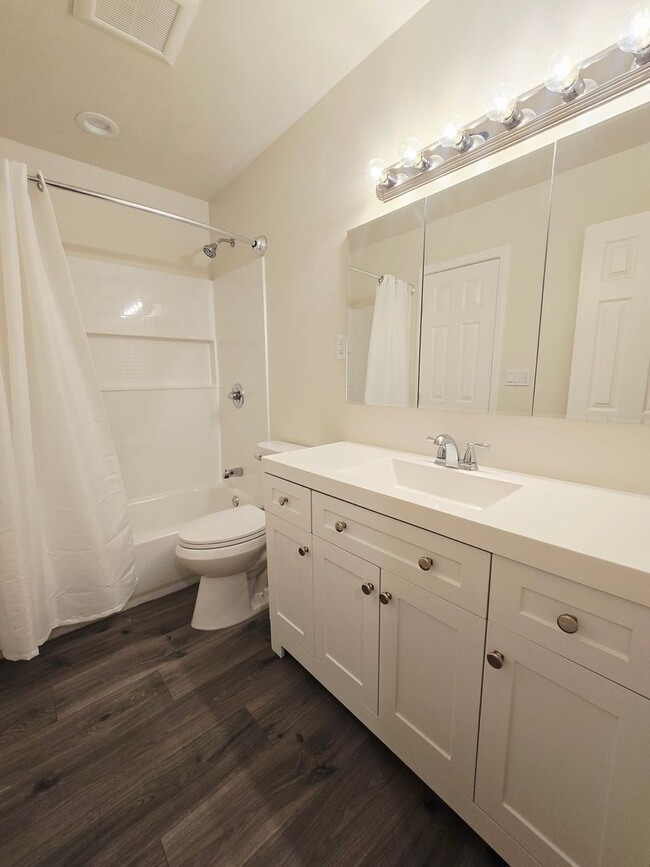 Building Photo - Remodeled with all appliances!
