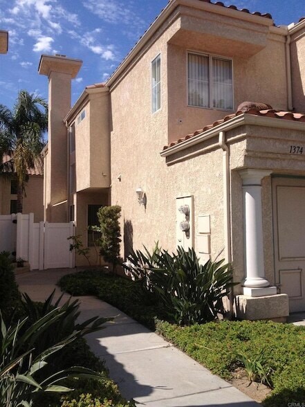 Foto del edificio - 1374 Serena Cir