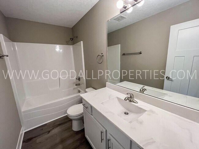 Building Photo - 4 Bedroom 3 Bath two story home in Waukee.