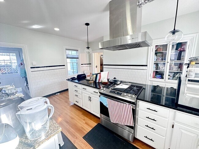 Building Photo - 83 Thorndike St
