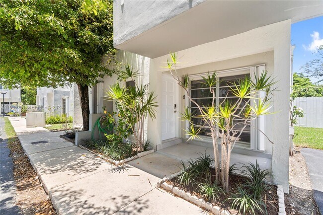 Building Photo - 3597 SW 17th St