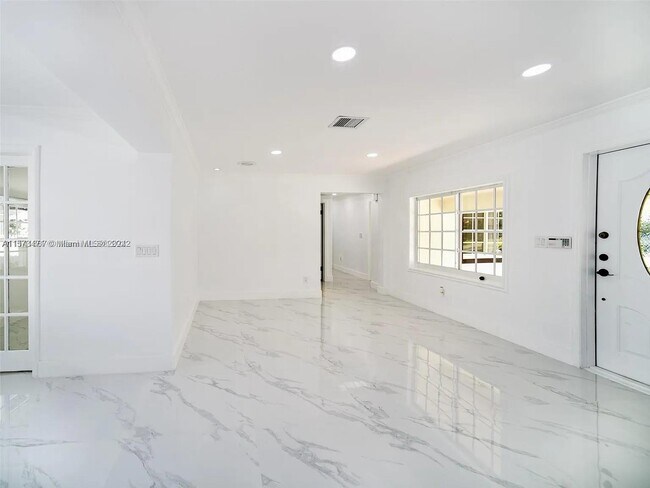 Building Photo - 5833 SW 38th St