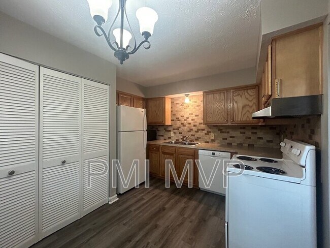 Foto del edificio - 912 S Spring Rd