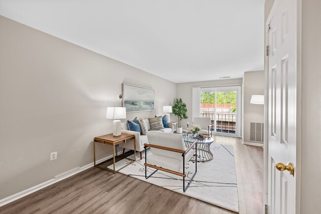 Building Photo - Luxurious 2 Bed 1 Bath Condo With Balcony ...