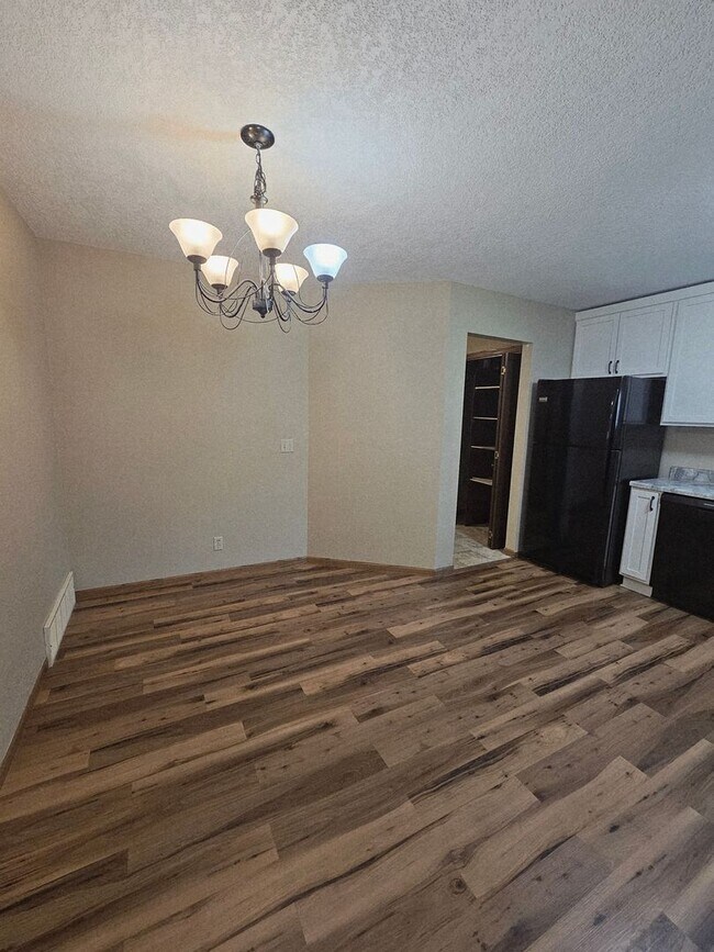 Foto del edificio - 2 BEDROOM | 1 BATH | SINGLE LEVEL | GARAGE...