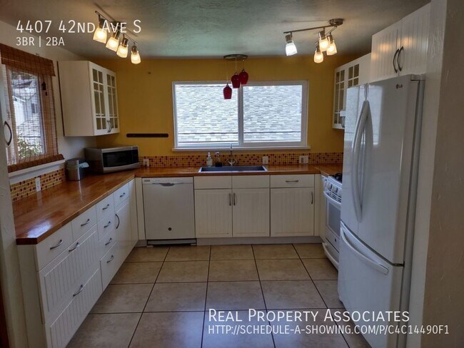 Foto del edificio - 3 Bedroom House in South Seattle