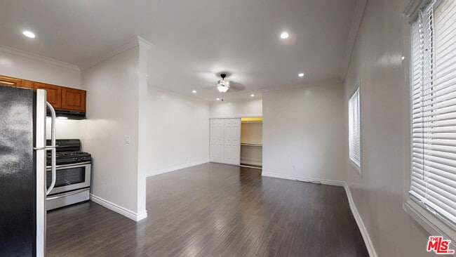 Building Photo - 5522 Sierra Vista Ave