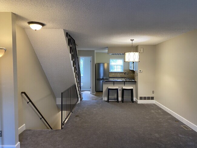 Foto del edificio - Beautifully updated townhome near Cherry C...