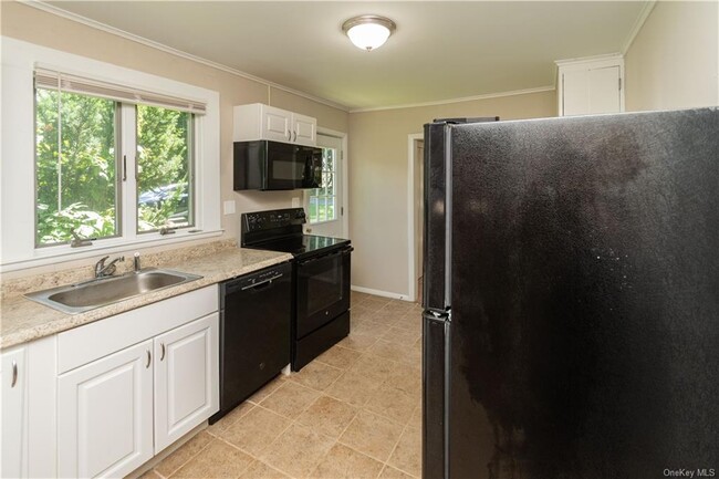 Building Photo - 142 Fries Ln