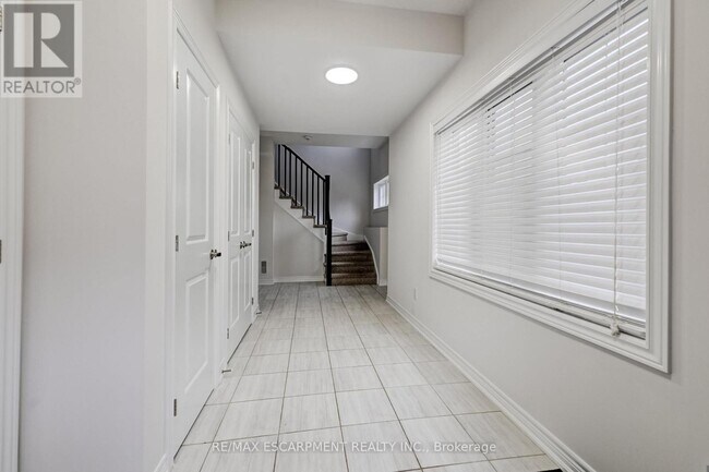 Building Photo - 23 Ridgeside Ln