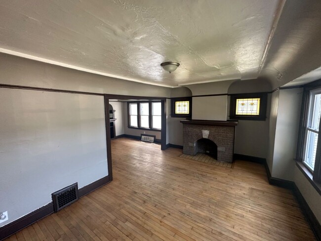 Building Photo - 3 Bedroom Single Family