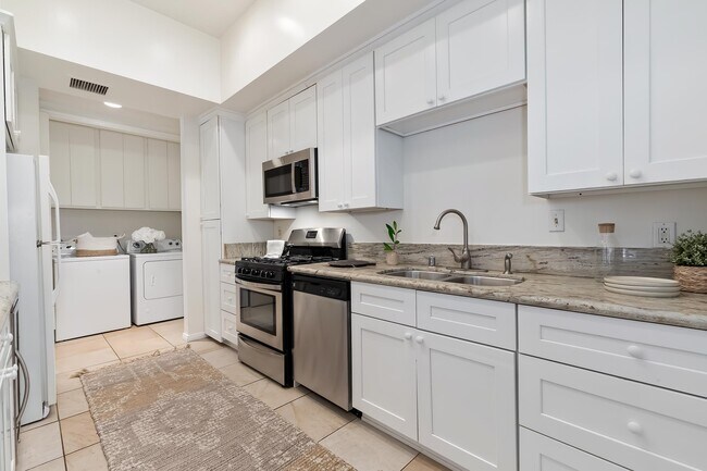 Foto del edificio - 10960 Wellworth Ave