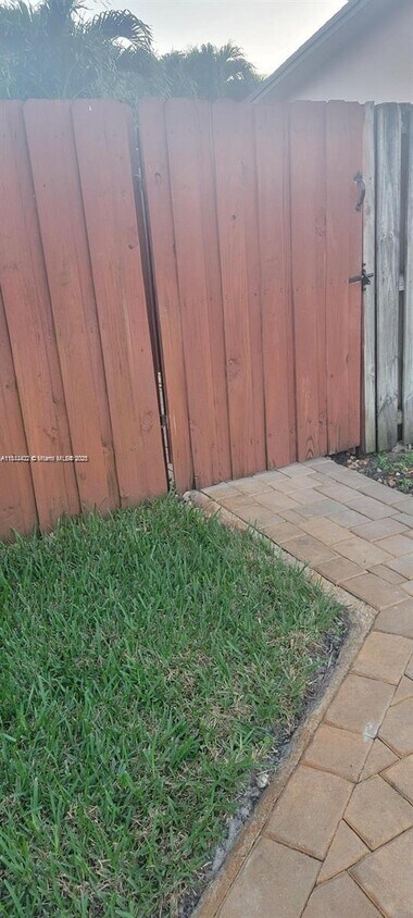 Foto principal - 11030 NW 18th St