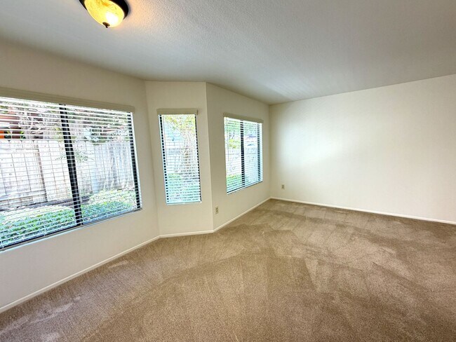 Foto del edificio - Rare Opportunity and Exceptional Value in One of North County's Most Desirable Communities!