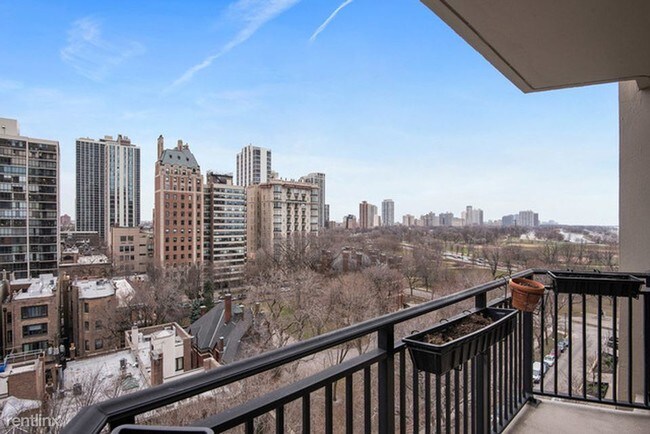 Foto del edificio - 2 br, 2 bath Condo - 1515 N Astor St