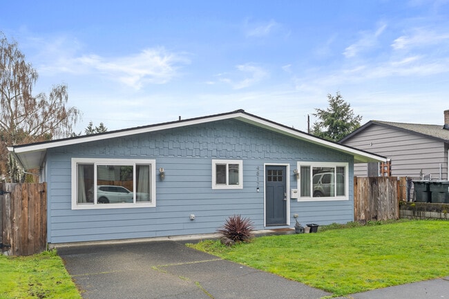 Building Photo - 4817 N Vassault Dr