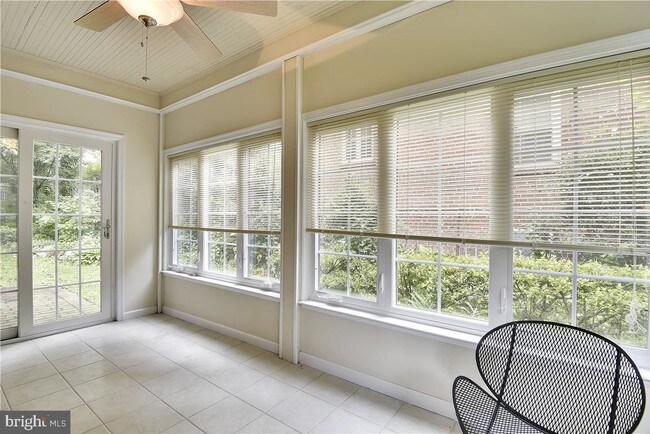 Foto del edificio - 9408 Russell Rd