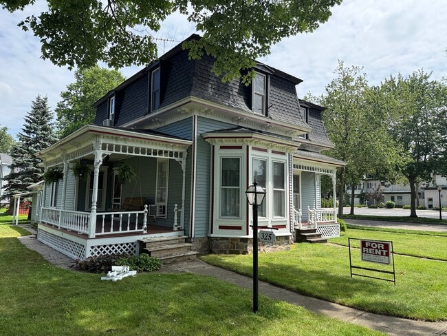 Building Photo - 325 S Main St