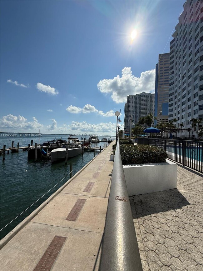 Building Photo - 825 Brickell Bay Dr