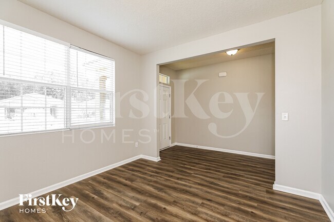 Foto del edificio - 8058 Brothers Walk Ln