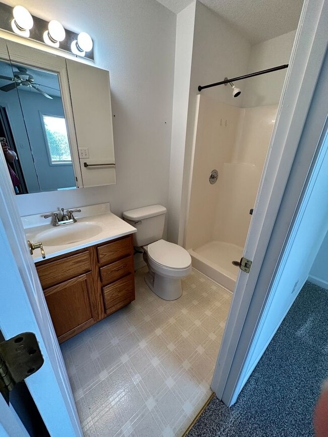 Building Photo - 2 bedroom / 2.5 bathroom *UNFURNISHED* con...