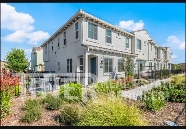 Building Photo - 5301 E Commerce Way