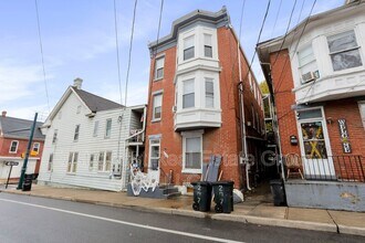 Building Photo - 207 N Mulberry St