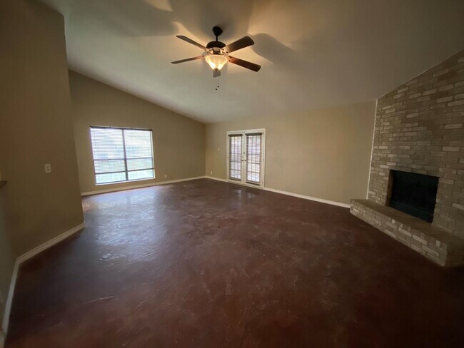 Building Photo - NICE 3/2 IN SCHERTZ-CIBOLO RIGHT OFF IH-35