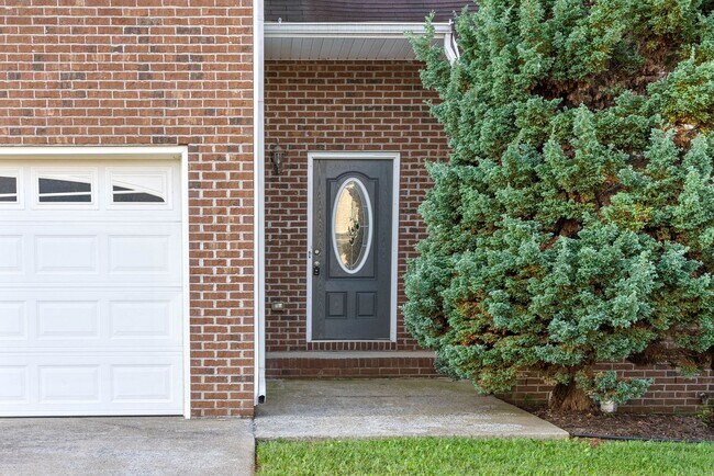 Foto del edificio - Pet Friendly Three Bedroom with Bonus!