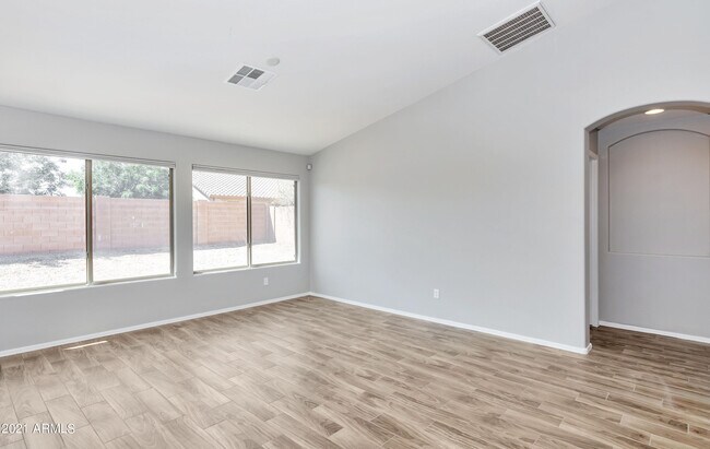 Foto del edificio - 5253 W T Ryan Ln