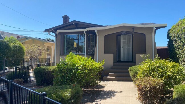 Foto del edificio - Single Family Home with Front Yard, Back Y...