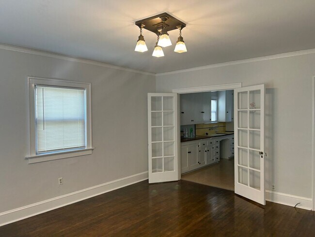 Building Photo - Spanish-Style Apartment Close to Belmont/L...