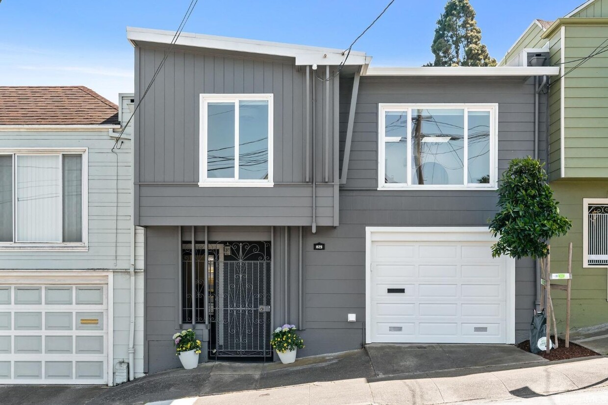 Primary Photo - Charming Bright 3 Bed / 2 Bath Single Fami...