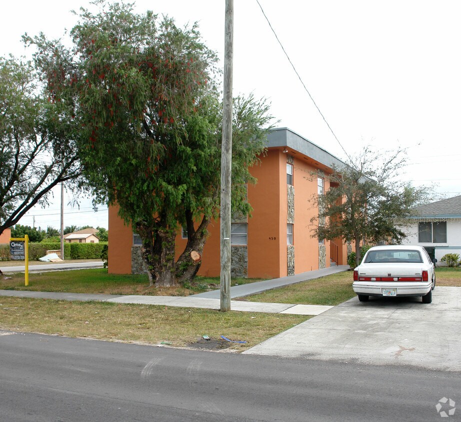 Building Photo - 939 NE 5th Ave